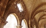 Pikardie, toulky v Ardenách, koupání v La Manche 2020 - Francie - Pikardie - Laon, nádherná křížová cesta je jediné, co zbylo z kláštera u katedrály