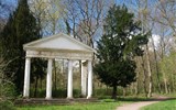 Berlín, biosferická rezervace UNESCO a slavnost růží v Rosariu 2019 - Německo - Dessau - Gartenreich zdobí drobné stavby, zde Římské ruiny