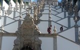 Porto, víno, památky a řeka Douro - Portugalsko - Braga - poutní místo Bom Jesus do Monte, 1722-81, barokní schodiště se sochami znázorňujícími Kristovo utrpení