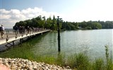 Poznávací zájezd - Bodamské jezero a okolí - Německo - Mainau - most z pevniny přes Bodamské jezero na ostrov Mainau a vpravo Švédský kříž
