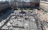 Milano - adventní víkend v Itálii 2019 - Itálie - Milán - Piazza Duomo z výšky vypadá jako mraveniště