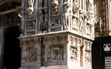 Milano - adventní víkend v Itálii 2019 - Itálie - Milán - katedrála, reliéfy na portále - zleva Vyhnání z ráje a Hrozny země zaslíbené