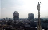 Milano - adventní víkend v Itálii 2019 - Itálie - Milán - ze střechy katedrály, vlevo výšková budova Torre Velasca, 1954, G.Boniti a kol.