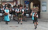 Slavnost a pohoda v NP Berchtesgaden a Orlí hnízdo - Německo - Berchtesgaden - letní slavnost, zúčastňují se sousední městečka i spolky, vždy s cedulí vpředu, tihle jsou z Bischofswiesenu