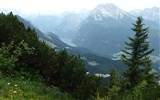 Slavnost a pohoda v NP Berchtesgaden a Orlí hnízdo - Německo - dole jezero Königsee a nad ním masiv Watzmann (2713 m)