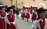 Slavnost a pohoda v NP Berchtesgaden a Orlí hnízdo 2020 - Německo - Berchtesgaden - letní slavnost, a průvod nekončí, jdou v něm stovky lidí a náramně sito užívají
