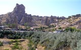 Krásy turecké Kappadokie s pěší turistikou 2020 - Turecko - Uchisat, městečko vydlabané ve skále střeží hradní vrch