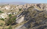 Krásy turecké Kappadokie s pěší turistikou 2020 - Turecko - Kapadocie - pohled od Uchisaru na Orencikbasi Valley, v pozadí zemní pyramidy zformované dešťovou vodou