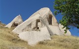 Krásy turecké Kappadokie s pěší turistikou 2019 - Turecko - skalní obydlí v Kapadocii, skála je měkká a tak se v ní snadno kope