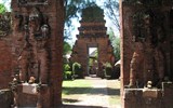Poznávací zájezd - Bali - Indonesie - Bali -  Denpasar, hinduistický chrám  Pura Maospahit (Wiki-Torbenbrinker)