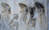 Poznávací zájezd - Írán - Irán - Persepolis, basreliéf z Apadany s Armény nesoucími dary králi (Wiki-P.Marwald)
