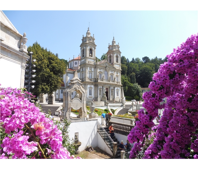 Porto, víno, památky a řeka Douro 2020 - Portugalsko - Braga, Bom Jesus do Monte, poutní kostel Bom Jesus, kol 1725, architekt M.P.Vilalobos