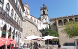 Porto, víno, památky a řeka Douro 2020 - Portugalsko - Amarante, kostel a klášter São Gonçalo, 1543 až konec 18.st, vpravo Balkon králů se sochami Jana III. (zakladatel), Sebastião I, Henrique I. a Filipa II.
