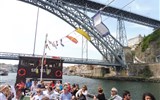 Porto, víno, památky a řeka Douro - Portugalsko - Porto - zážitkem je plavba po řece, nehoře most  Puente Don Luis I.