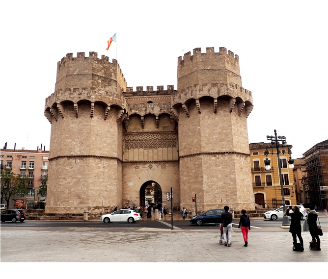 Valencie, perla Costa Azahar, přírodní parky a svátek Fallas 2020 - Španělsko - Valencie - brána Serranos, 1392-8 ve valencijském gotickém slohu, P.Balague