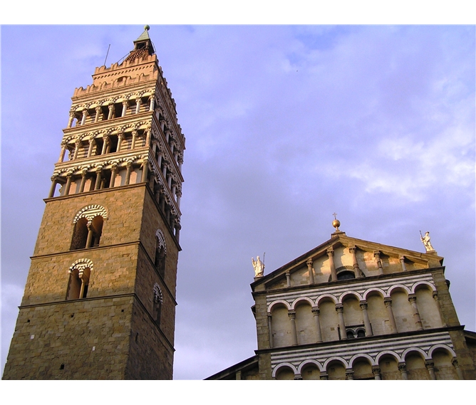Karneval ve Viareggiu, Lucca a Pistoia 2020 - Itálie - Pistoia, katedrála San Zeno, kampanila z 12.sol, původně strážní věž