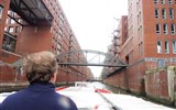 Hamburg a Lübeck, perly severního Německa vlakem 2020 - Německo - Hamburk - projíždka po kanálech mezi budovami bývalých skladů