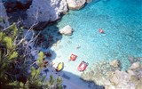 Korsika, rajský ostrov + 2 dny relax u moře - Francie - Korsika - pobřeží se většinou od moře prudce zvedá