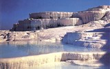 Poznávací zájezd - Turecko - Turecko, Pamukkale, oslnivě bílé travertinové sedomenty se vysrážely z horké termální vody 