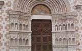 Poznávací zájezd - Abruzzy - Itálie - Abruzzy - Aquila, bazilika Santa Maria di Collemaggio, románsko-gotická, 1287-94, pohřben zde papež Celestin V.