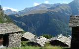 Poznávací zájezd - Itálie - Itálie - Madesimo - panoráma hor a kamenných střech