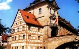 Poznávací zájezd - Německo - Německo - Bamberg - Stará radnice, gotická, v 18.stol. barokně přestavěná na mostě uprostřed řeky