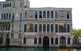 Benátky a ostrovy, La Biennale  di Venezia 2019 - Itálie - Benátky - renesanční Palazzo Barbarigo, 1569, průčelí zdobené skleněnými mozaikami z ostrova Murano z roku 1886 (inspirace sv.Markem)