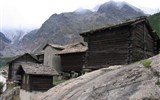 Poznávací zájezd - Švýcarsko - Švýcarsko, Saas Fee, historické domy na kůlech, prý jako ochrana proti myším