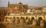 Poznávací zájezd - Španělsko - Španělsko - Toledo - klášter San Juan de los Reyes, 1497-1504, španělsko-vlámská gotika, vpředu most přes řeku Tagus