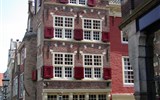 Poznávací zájezd - Amsterdam - Holandsko - Amsterdam, staré město s úzkými domy a vysokými štíty