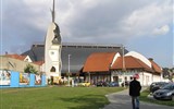 Poznávací zájezd - oblast Eger - Maďarsko - Eger - moderní kostel Makowacze vzniklý rekonstrukcí starého, rozbombardovaného ve 2.světové válce