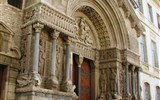 Provence s vůní levandule a koupáním, letecky - Francie, Provence, Arles, portál St. Trophime