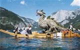 Narcisový festival v Solné komoře a Tauplitzalm 2020 - Rakousko - jezero Altausee - výtvory z tisíců květů divokých narcisů na lodích na jezeře