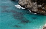 Sardinie, rajský ostrov nurágů v tyrkysovém moři s turistikou 2020 - Itálie - Sardinie - bílé pláže v okolí Cala Luna