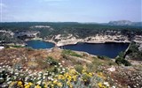 Korsika, ostrov krás a barev - Korsika - Bonifacio, pohled na vjezd do přístavu