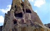 Krásy turecké Kappadokie s pěší turistikou 2019 - Turecko - Kappadocie - skalní věže a jehly vypreparované z relativně měkkého tufu tvoří skalní města