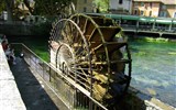 Přírodní parky a památky Provence - Francie, Provence, Fontaine de Vaucluse, mlýnské kolo