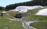 Poznávací zájezd - oblast Eger - Maďarsko - termální lázně Egerszálok, vývěr termálního pramene na kterém vzniká sněhobílá poloha travertinu podobná známému Pamukkale v Turecku